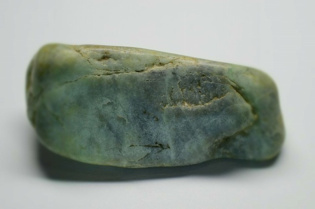 糸魚川翡翠　原石　2kg以上 糸魚川産 翡翠原石