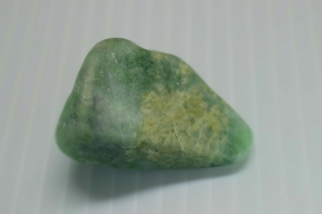 （136）翡翠原石347g 糸魚川産 翡翠原石