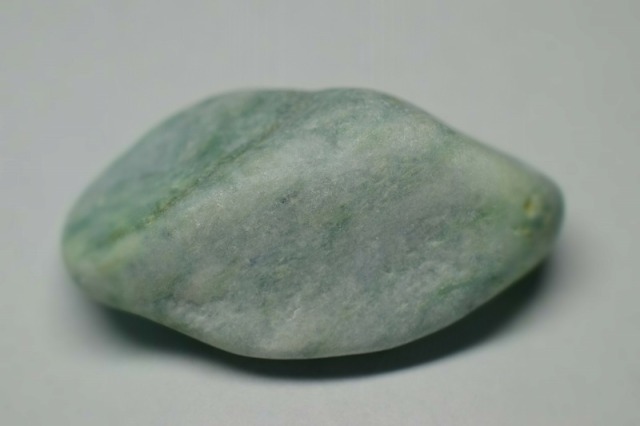 翡翠原石 楽天市場】糸魚川翡翠原石 G00956 118mm*76mm*50mm 糸魚川
