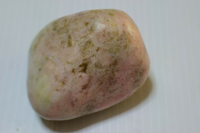 宮崎海岸海中採取のピンク翡翠(桃簾石) 1面切断～欠けあり　1,900g 2025年最新】桃簾石の人気アイテム - メルカリ