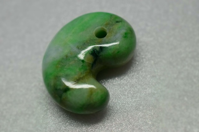 糸魚川産翡翠勾玉 本物 糸魚川産 翡翠 勾玉 1.2kg｜国産鉱物 勾玉 通販