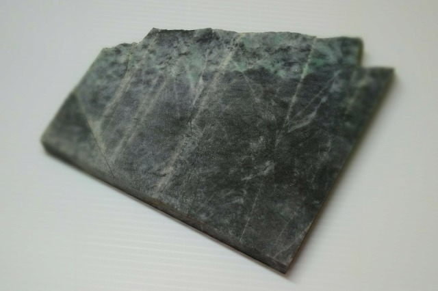 【加工用に最適♪】糸魚川翡翠 上質板材✨ 1005】22g 翡翠 糸魚川石含有 イトイガワアイト 原石 透明 天然 標本