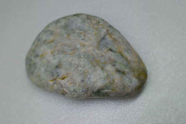糸魚川翡翠原石　228g 糸魚川産 翡翠 原石 磨き 228g｜天然石 原石 通販のキラリ石
