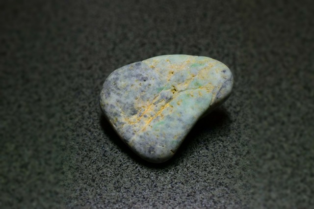 新潟県南魚沼市 水無川産 八海石うぶ石 抜けがあります 台ありません