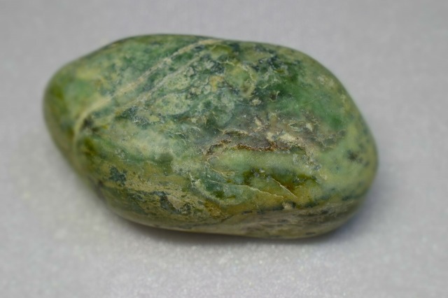 糸魚川翡翠原石(1054g)グリーン系