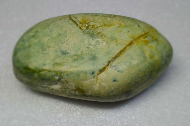 糸魚川産 翡翠原石 薄緑