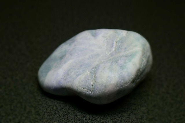 糸魚川産　青翡翠　原石　1197g 糸魚川産 青翡翠 原石 1197g 糸魚川産 翡翠原石 青