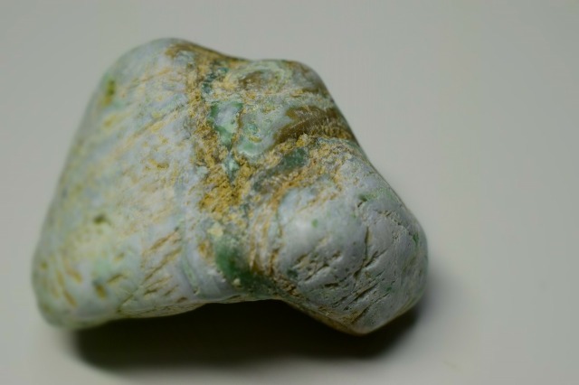 糸魚川産 翡翠原石 薄緑