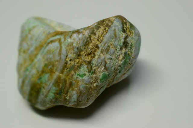 糸魚川 翡翠原石 薄緑 糸魚川産 翡翠原石 薄緑