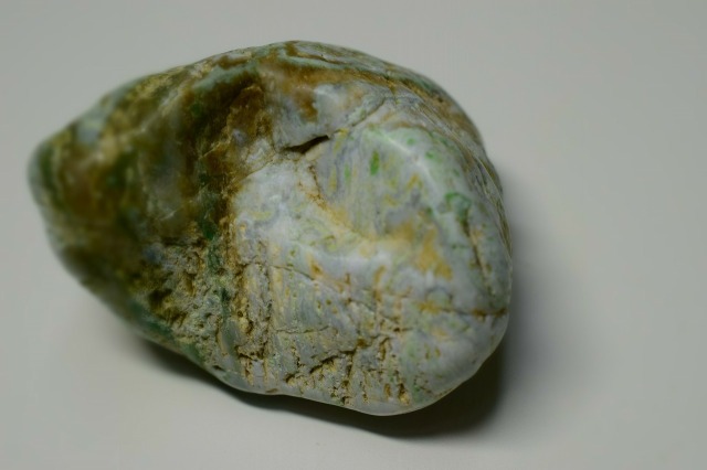 糸魚川産 翡翠原石 薄緑
