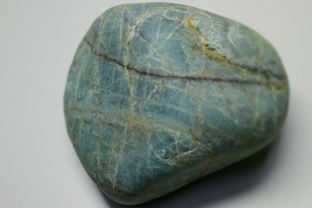 糸魚川翡翠 小滝 氷質 青翡翠 川石 翡翠輝石 原石 36.8g 織り込み