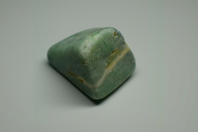 翡翠原石（137） 糸魚川産翡翠 原石 磨き 137g｜国産天然石 通販のキラリ石