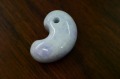 糸魚川産　ラベンダー 勾玉 32mm