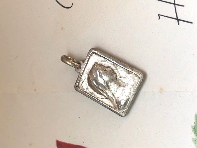 フランスアンティーク　シルバーの聖母マリアメダイ　四角