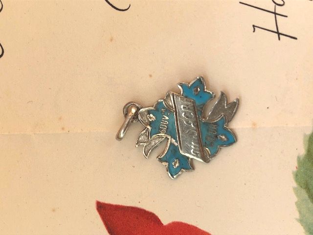 フランスアンティーク　サクレ・クール寺院のシルバーのメダイ　エナメル