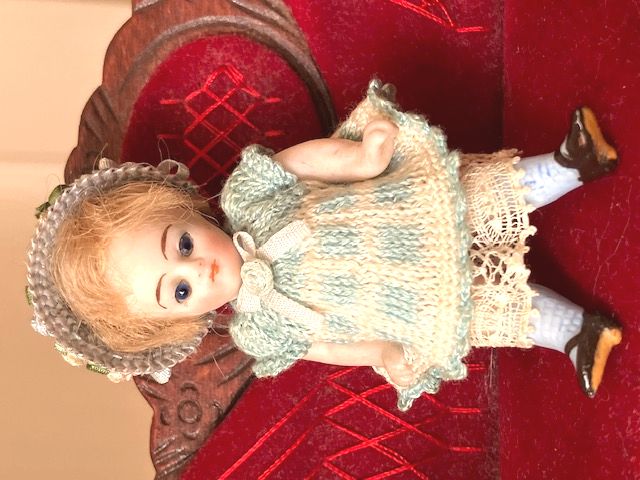 ジャーマンアンティーク　グラスアイを持つ極小ビスクドール　7cm