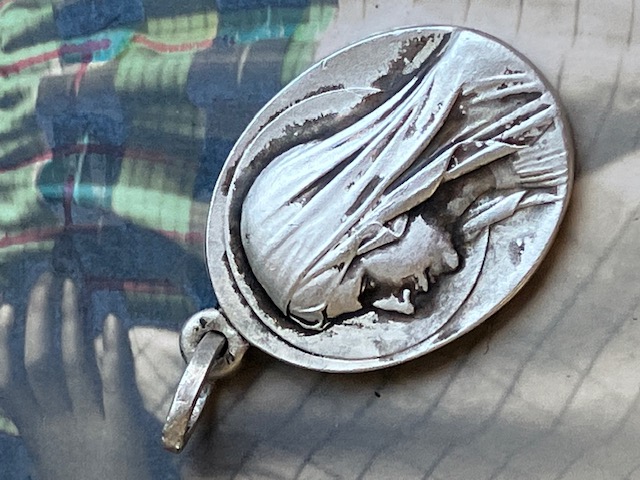 フランスアンティーク　聖母マリアのメダイ　オーバル