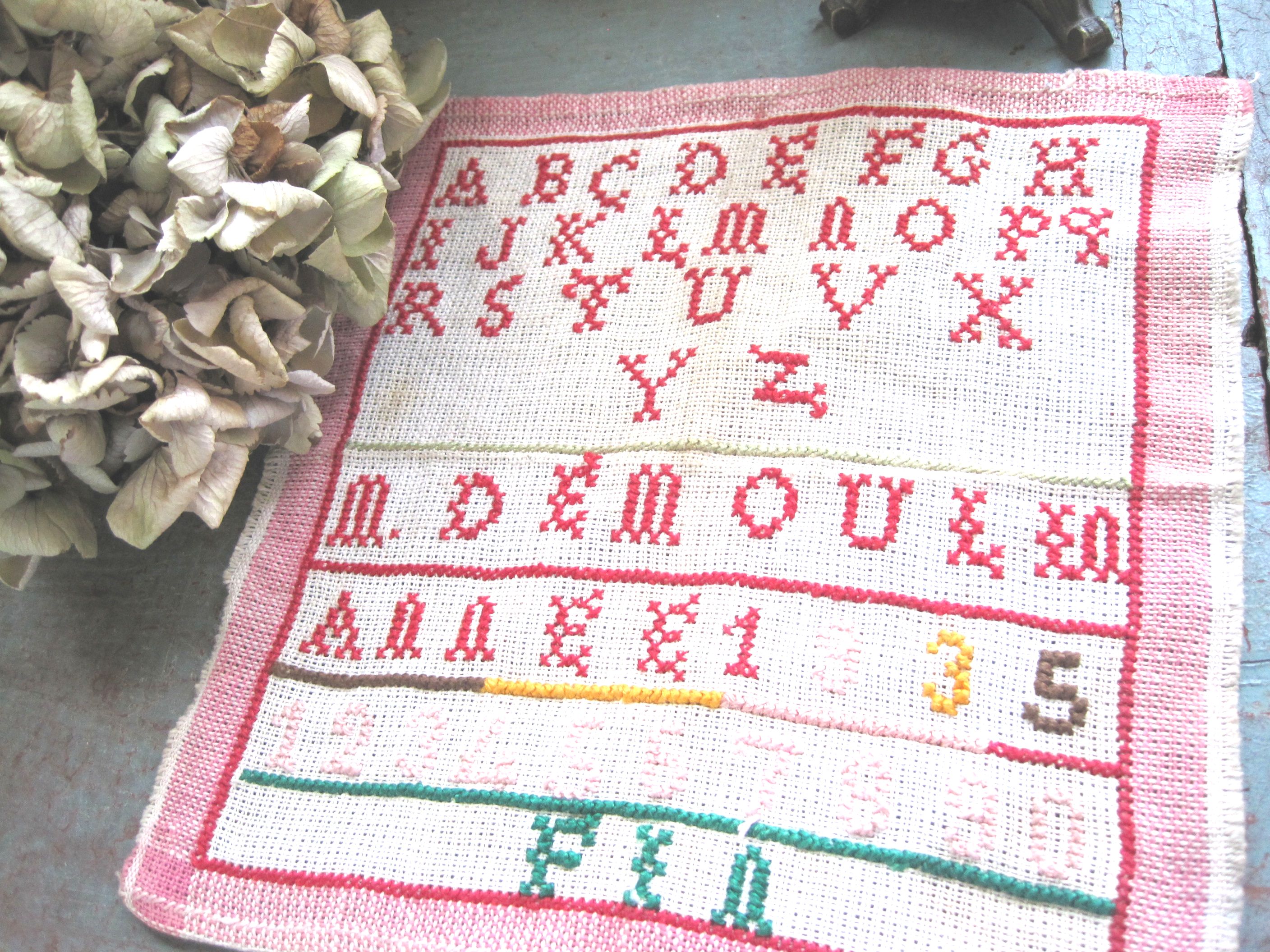 フランスアンティーク,モノグラム刺繍,サンプラー,赤系