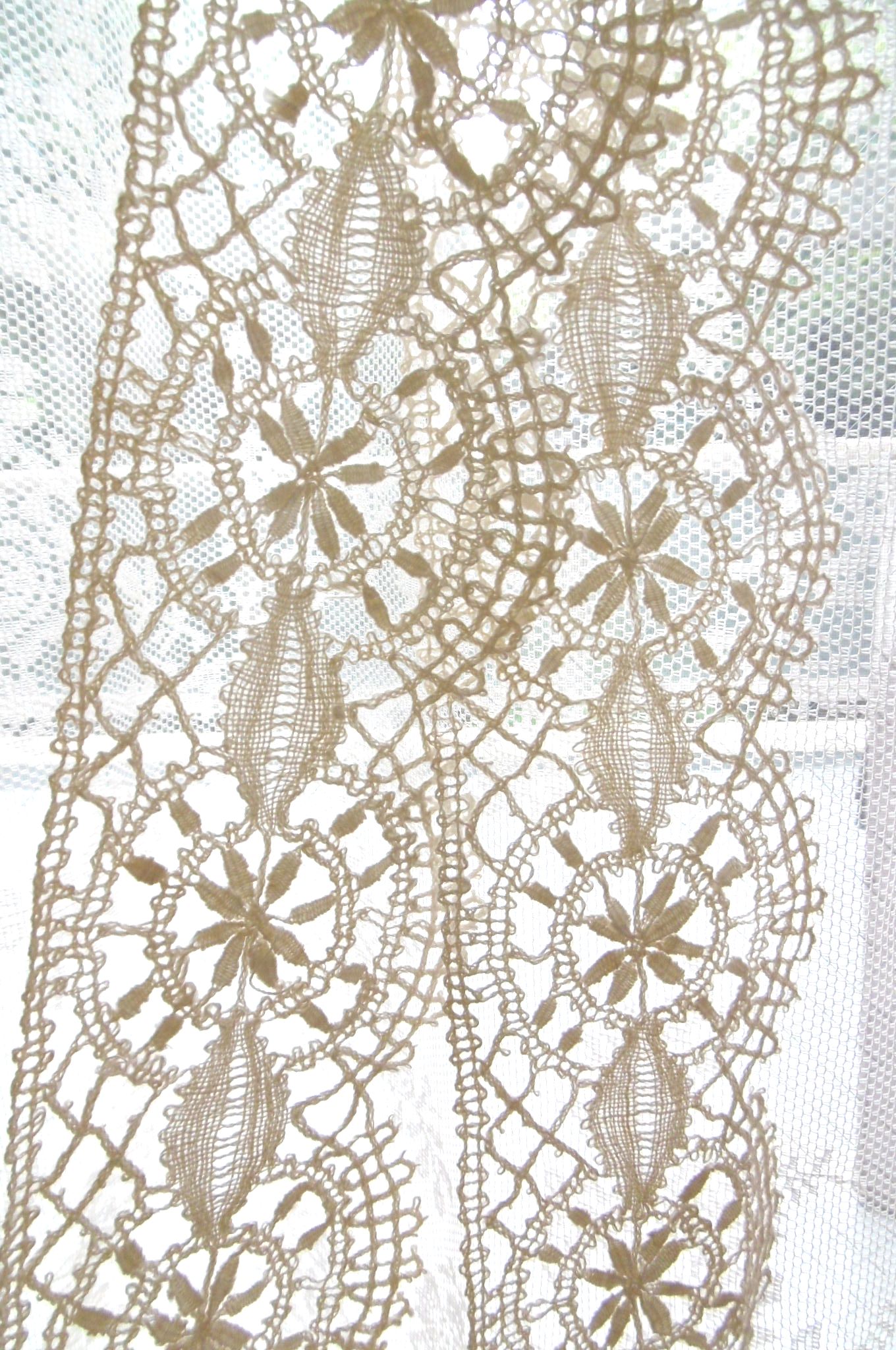 アンティークイタリア 美しい草花紋ミラネーゼ テープ＆ボビンレース 刺繍ランナー アンティークイタリア 美しい草花紋ミラネーゼ テープ＆ボビン