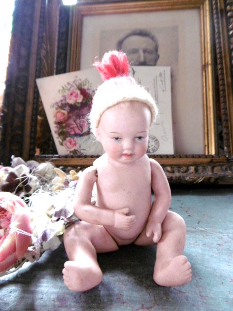 ジャーマンアンティーク　小さな赤ちゃんのビスクドール　