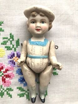 ジャーマンアンティーク　ベレー帽の小さな女の子　ビスクドールＢ７０１　Ｈ10ｃｍ