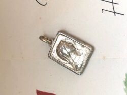 フランスアンティーク　シルバーの聖母マリアメダイ　四角