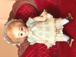 ジャーマンアンティーク　グラスアイを持つ極小ビスクドール　7cm