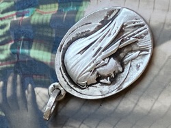 フランスアンティーク　聖母マリアのメダイ　オーバル