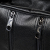 JONES クラシック シューズケース All Black 右側ファスナー付き浅型ポケットの収納イメージ