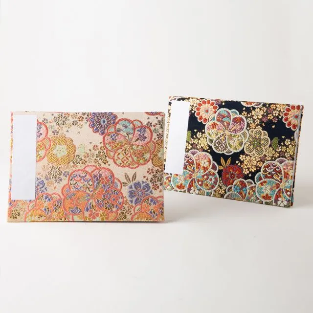 京都西陣、人気の七色梅で作った見開き御朱印帳