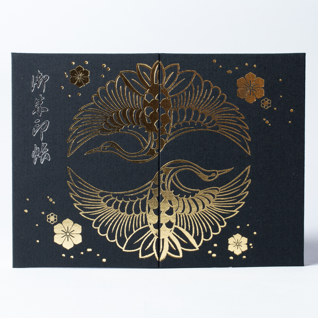 表裏続いた大胆な鶴のデザインが印象的！な御朱印帳 
