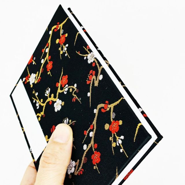 西陣織金襴 御朱印帳 大判 蛇腹式 梅と唐草 ビニールカバー付き