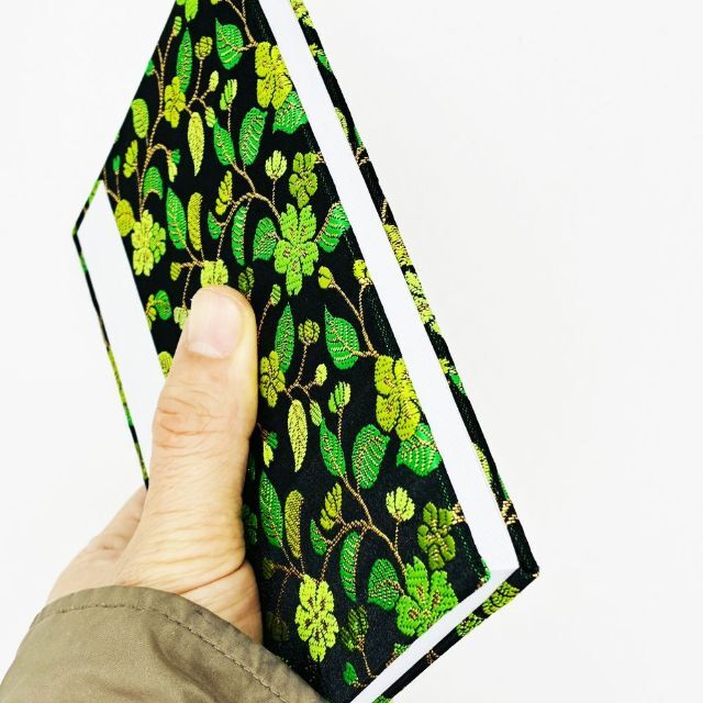 西陣織金襴 御朱印帳 大判 蛇腹式 梅と唐草 ビニールカバー付き