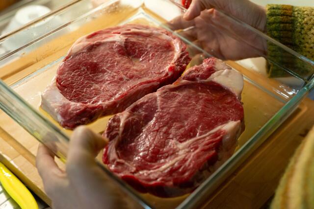 ステーキ肉を冷蔵庫から出す