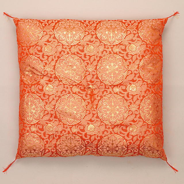 仏前座布団　（上）　四釜柄 赤