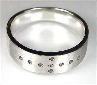 本物へのこだわり。ホワイトゴールド使用！　【メンズ・ジュエリー】　K10ホワイトゴールド/ブラックダイヤ メンズリング　M4702WG