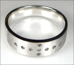 本物へのこだわり。ホワイトゴールド使用！　【メンズ・ジュエリー】　K10ホワイトゴールド/ブラックダイヤ メンズリング　M4702WG