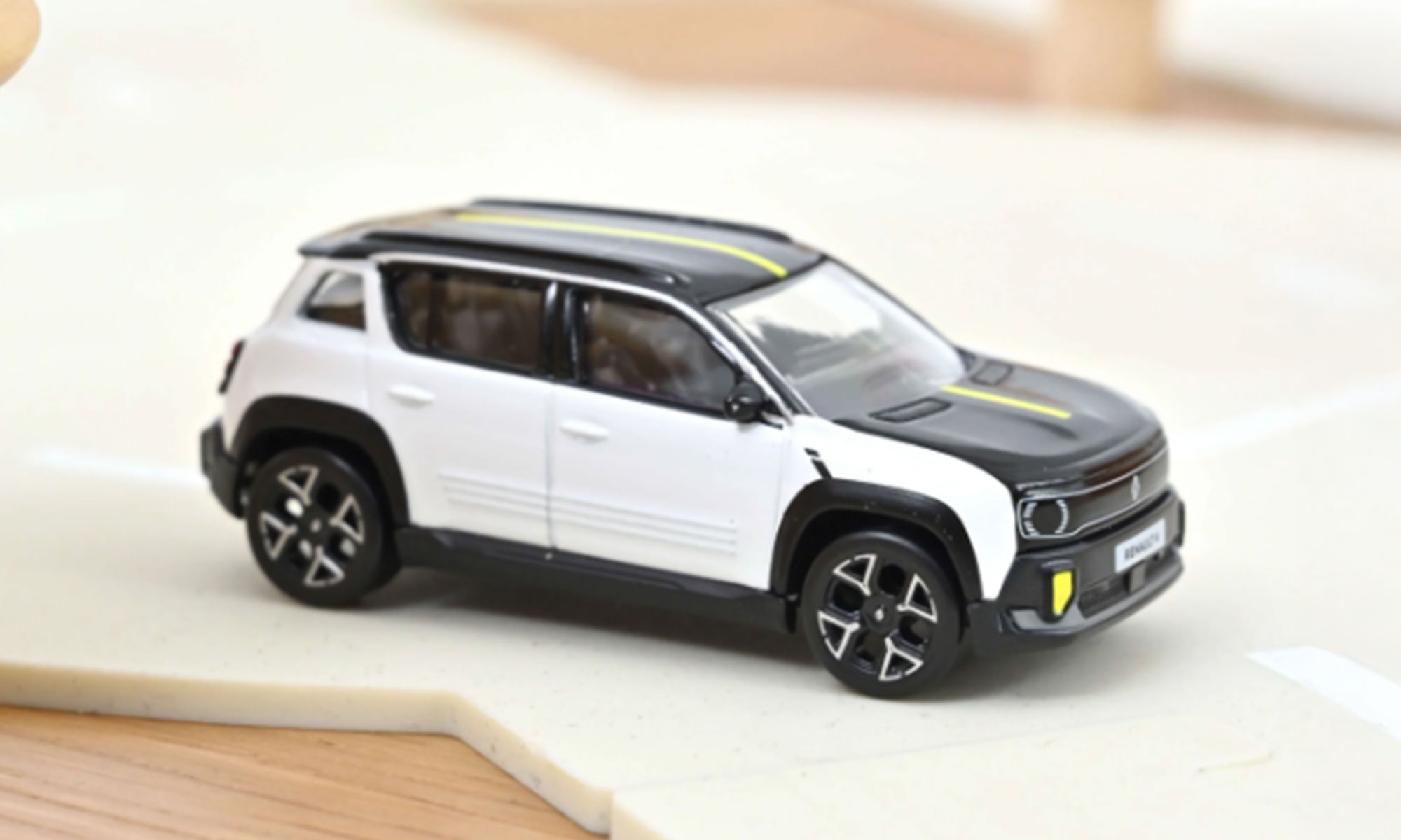 NOREV/ノレブ  ルノー 4 E-Tech Electric 2025 グレイシアホワイト/ブラック