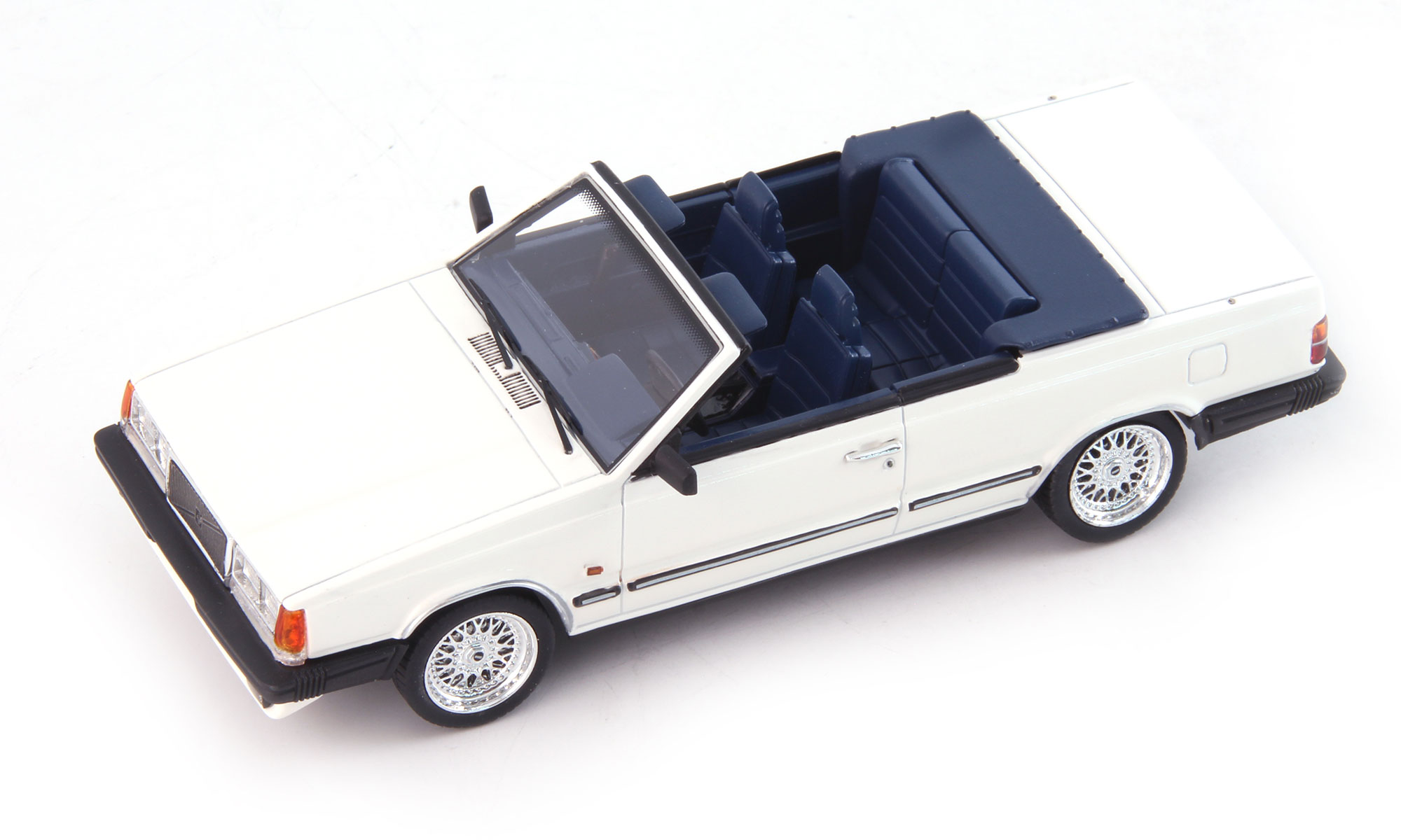 Auto Cult/オートカルト  ボルボ 760 GLE Mellberg 1985 ホワイト