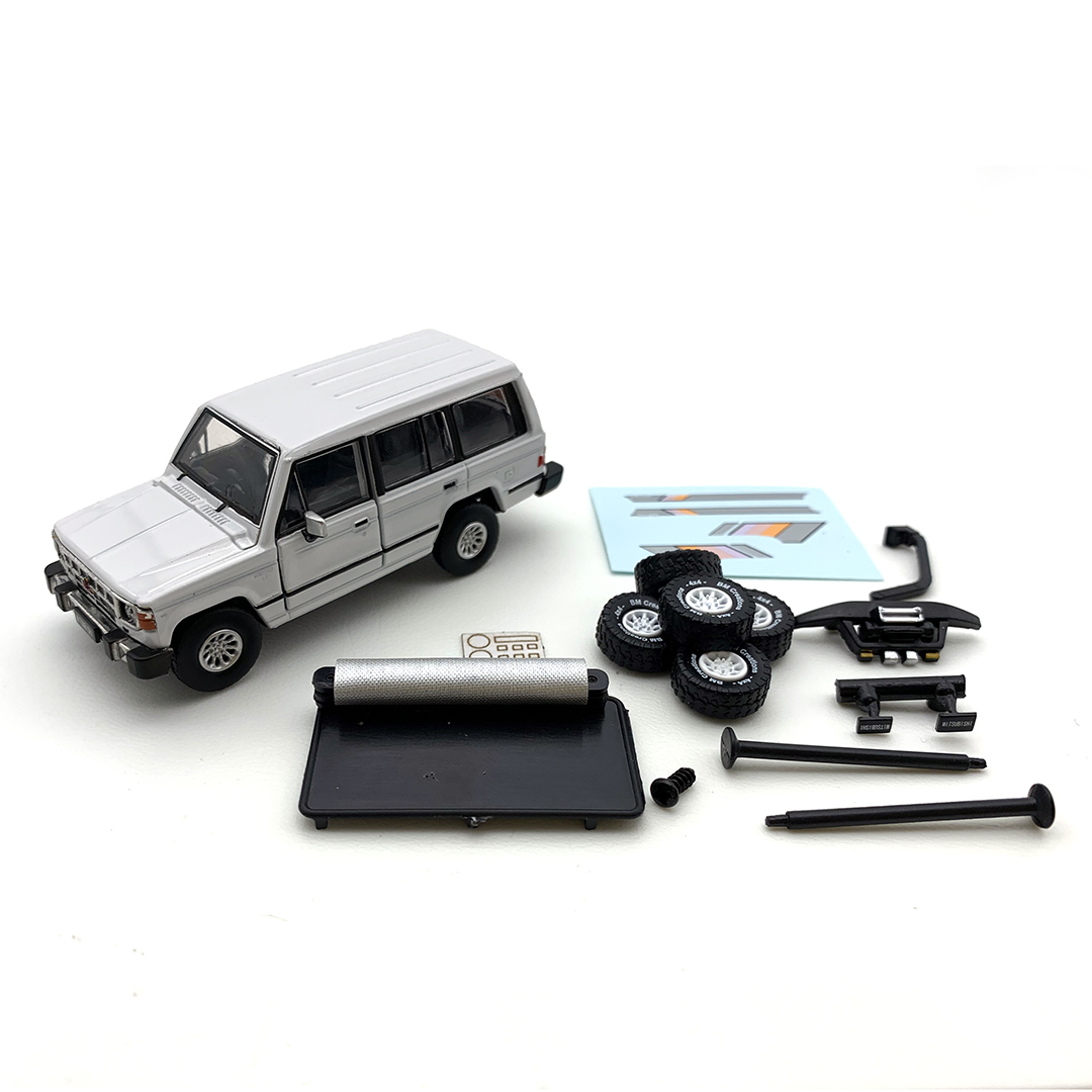 BM CREATIONS  三菱 1st Gen パジェロ 1983 ホワイト ストライプ柄 RHD