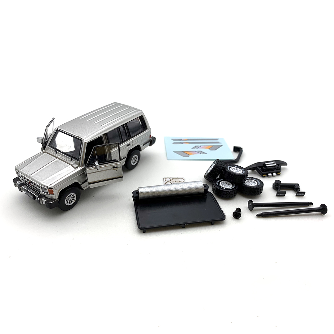 BM CREATIONS  三菱 1st Gen パジェロ 1983シルバー ストライプ柄 LHD