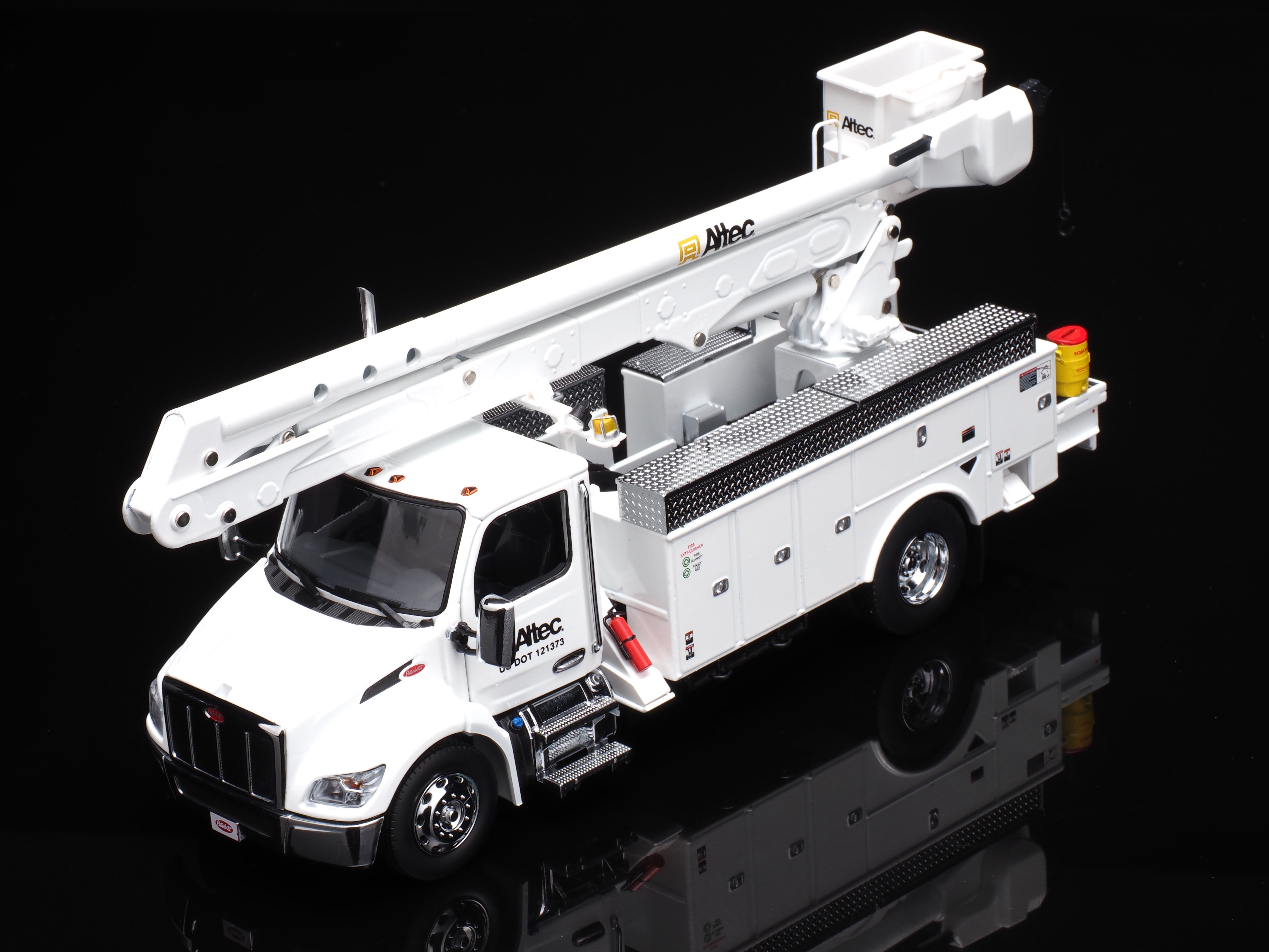 DIECAST MASTERS  ピータービルト 536 Altec AA55  高所作業トラック　ホワイト
