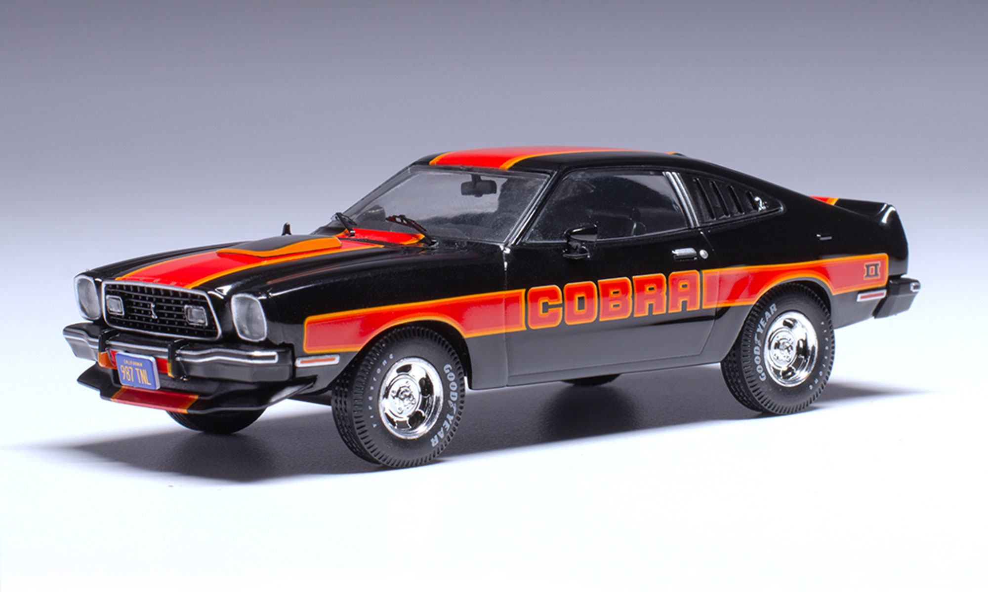ixo/イクソ  フォード マスタング コブラ２ 1977 ブラック/レッド