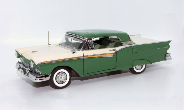 SunStar/サンスター  1957年 フォード フェアレーン 500 スカイライナー カンバーランドグリーン/コロニアルホワイト