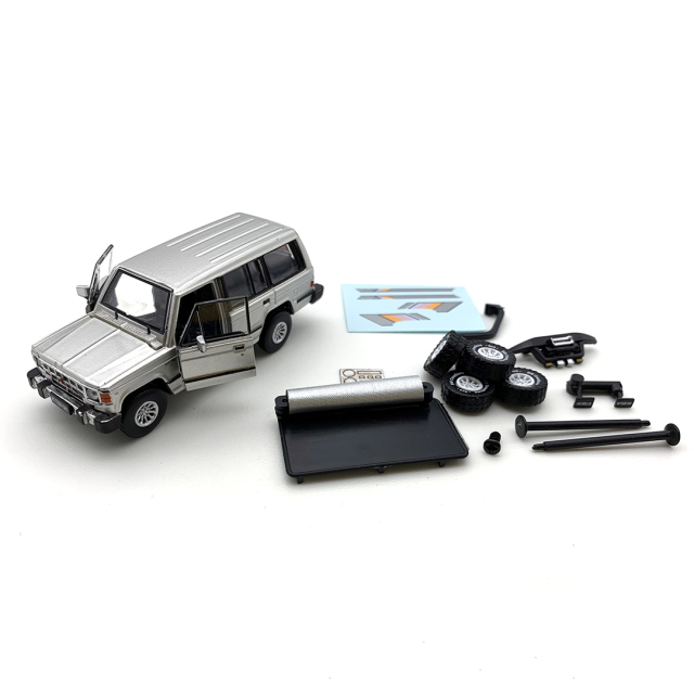 BM CREATIONS  三菱 1st Gen パジェロ 1983シルバー ストライプ柄 LHD