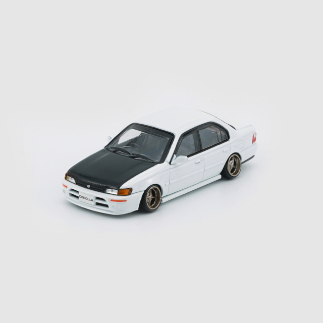 BM CREATIONS  トヨタ カローラ 1996 AE100 パールホワイト/カーボンボンネット RHD