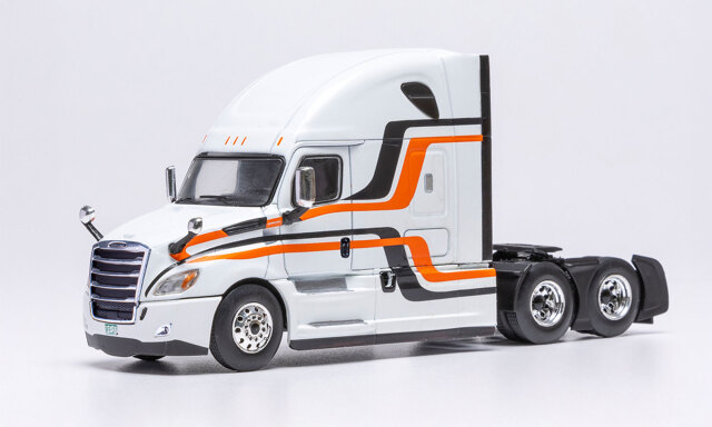 ixo/イクソ  フレイトライナー カスケディア 2018 ホワイト