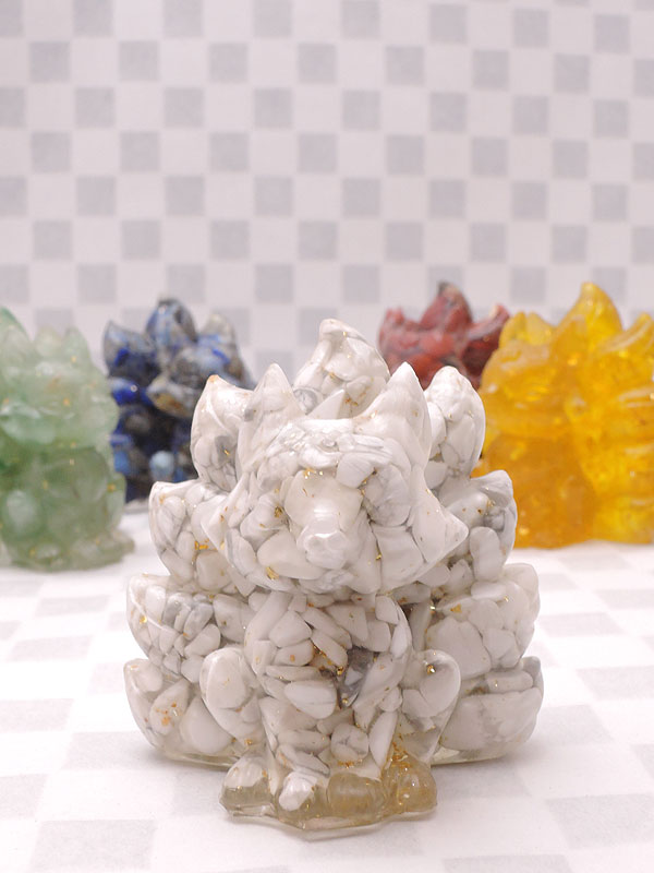 阿朋水晶工芸品：天然水晶砕石 九尾狐フィギュア