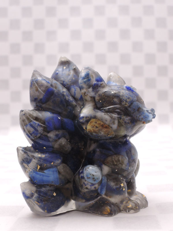 阿朋水晶工芸品:天然水晶砕石 九尾狐フィギュア