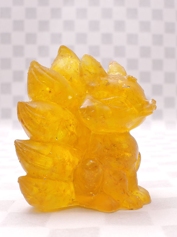 阿朋水晶工芸品:天然水晶砕石 九尾狐フィギュア